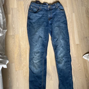 Jack & Jones jeans - Jag säljer mina Jack and Jones jeans då jag knappt använt dem då dem är för små Pris kan diskuteras  Det är slim fit och storlek 170 