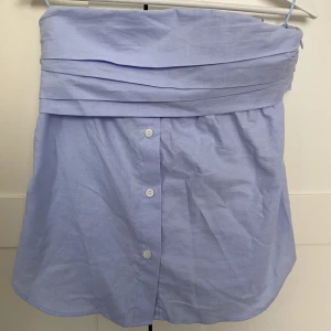 BLÅ TOPP - superfin blå topp från Zara!!!  har tyvärr ingen egen bild då den är för liten för mig, sista bilden visar passformen på tröjan bara att denna är hel blå!! 💘💘