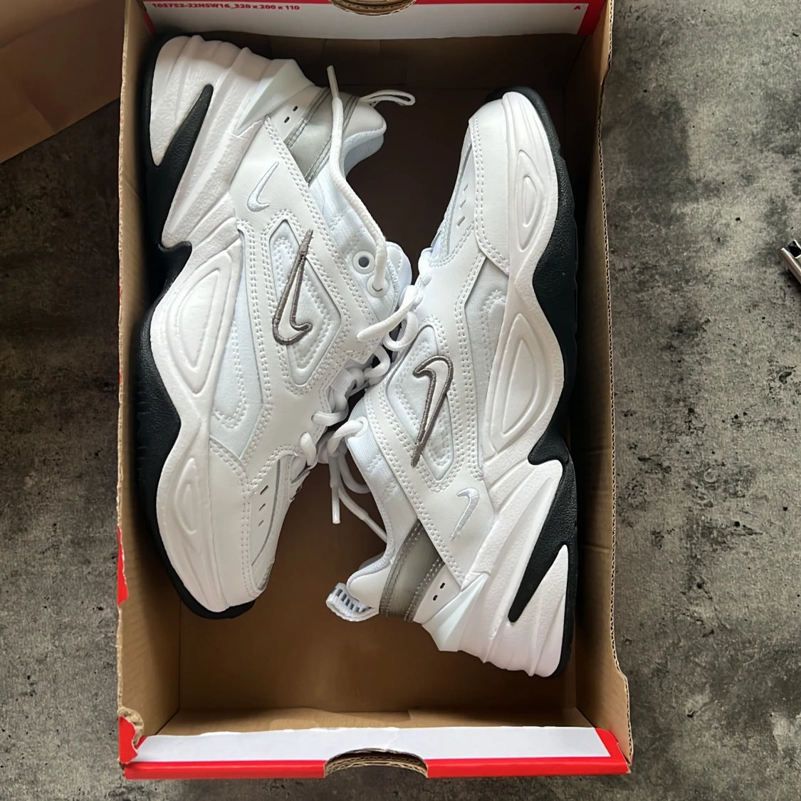 Vita Nike M2K tekno till salu 