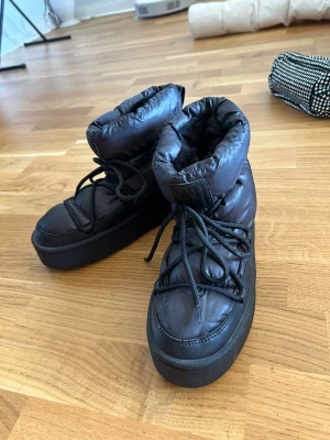 Superfina vinterskor - Fina och varma vinterskor från HM de är helt slutsålda och inköpta i vintras. Säljes då de inte kommer till användning. I storlek 38 säljes för 550kr+frakt eller bud