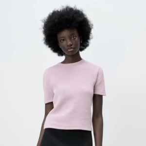 Stickad t-shirt Zara - Superfin stickad t-shirt från Zara som inte finns kvar längre🥰 Kan skicka fler bilder privat! Köparen står för frakten