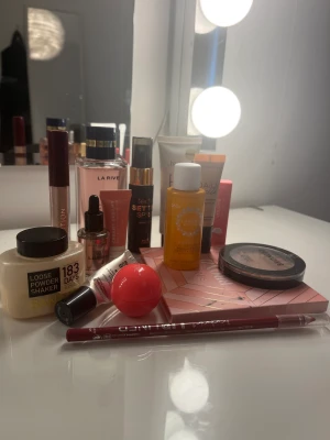 Smink/Sminkkit - jag säljer ett helt sminkkit med allt man kan tänka sig från primer till setting spray☺️ märken som finns är bland annat mycket från makeup mekka även lumene 💗 finns även mycket från normal som en jätte fin palett från sunkissed🤩 pris går att ändra 🩵