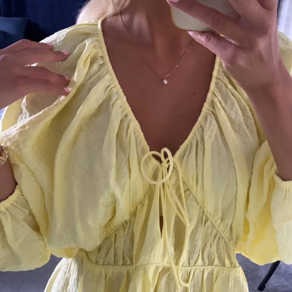 Säljer denna superfina gula klänning som är slutsåld på HMs hemsida. Helt oanvänd med lappar kvar! Storlek xs men är lite större i storleken.. Klänningar.