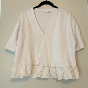 T-shirt med volang - Boxig T-shirt med volang från Zara i storlek M!🤍inga bilder på tyvärr. Går bra att trycka på ”köp nu”