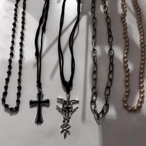5 olika skit snygga halsband. Inte min stil längre därför säljs dom!  50 styck❤️