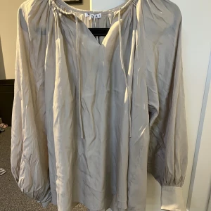 Blus WERA - Säljer denna superfina blus från WERA då den tyvärr inte passade mig. Den är i nyskick. Hör av er vid frågor eller tryck gärna på köp nu ☺️💘