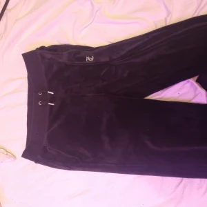 Juicy byxor  - Sick 10/10  Använd ca 10 gånger   Säljs för den ligger ba runt och e it min stil lämgre så används derför it