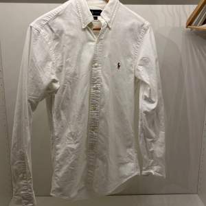 Säljer en vit Ralph lauren skjorta som inte riktigt kommit till användning. Nypriset ligger kring 1600kr och jag säljer den för 600kr.  Storlek:S  Skick:9/10