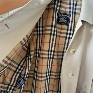 Burberry Trenchcoat - Finaste trenchcoaten säljes pga garderobsrensning. Använt sparsamt och har mycket kvar att ge. Storlek 38/40