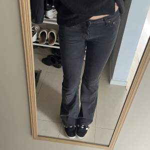 Gråsvarta lågmidjade bootcut jeans från Weekday. Modellen heter Flare, nypris 590kr.  Storlek 29/34. Använda fåtal gånger, fint skick inga defekter.