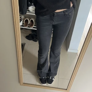 Lågmidjade jeans - Gråsvarta lågmidjade bootcut jeans från Weekday. Modellen heter Flare, nypris 590kr.  Storlek 29/34. Använda fåtal gånger, fint skick inga defekter.