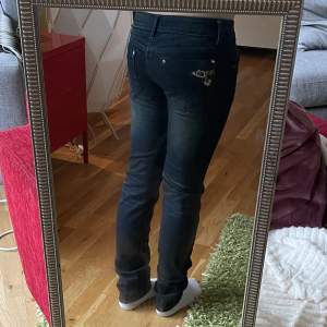 Low waisted jeans med ett skärp som man kan ta av. Storlek 28. Jag är runt 160 och de är lite långa men passar. Vet inte om de är äkta eller inte, men det står GUESS i. De andra jeansen finns på budgivning på min profil. Mer bilder, hör av er💗👖