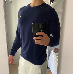 Lyle and Scott Tröja - Aldrig använd tjocktröja från Lyle and  Scott i Storlek L. Mörkblå med gult märke. Ord. Pris 900kr