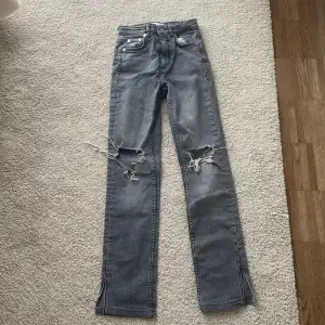Super coola zara jeans med slitningar på knäna!! Jeansen är split vid benen⭐️använda fåtal gånger!