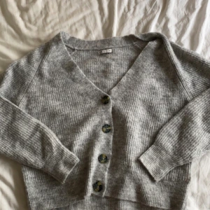 Säljer tröja från Cubus - Säljer denna kofta från Cubus då den inte riktigt passar mig. Strlk S men ganska stor i storleken. Inga defekter/fläckar/fel. 100kr😊