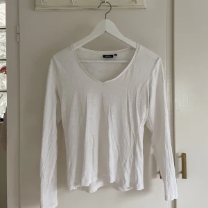 Vringad tröja - Fin vit v-ringad långärmad tröja från kappahl, nästan nyskick💕