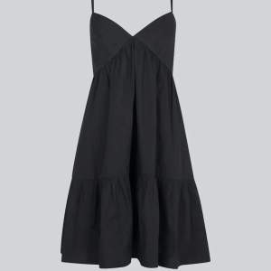 Säljer denna svarta klänning från Bikbok! Helt slutsåld på hemsidan. Har aldrig använt den. Skriv om ni undrar något.