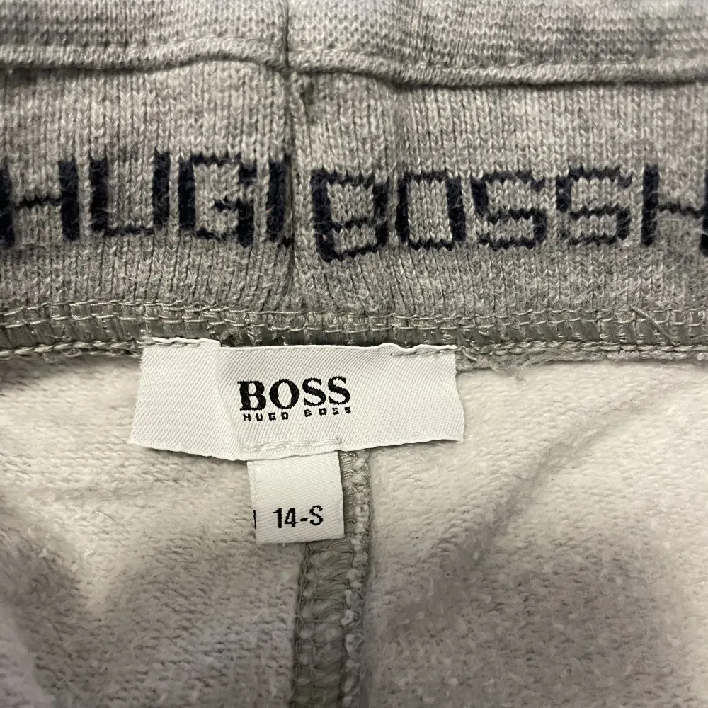 Mjukisbyxor från Hugo Boss. Storleken är en normal storlek i barn kläder. 14-S motsvarar storleken 164. I mycket bra skick. I färgen grå. . Jeans & Byxor.