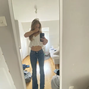 Lågmidjade jeans - Skit snygga  lågmidjade jeans som använda en gång, dom är köpta på Gina för 499. Priset kan sänkas om det är behövligt 