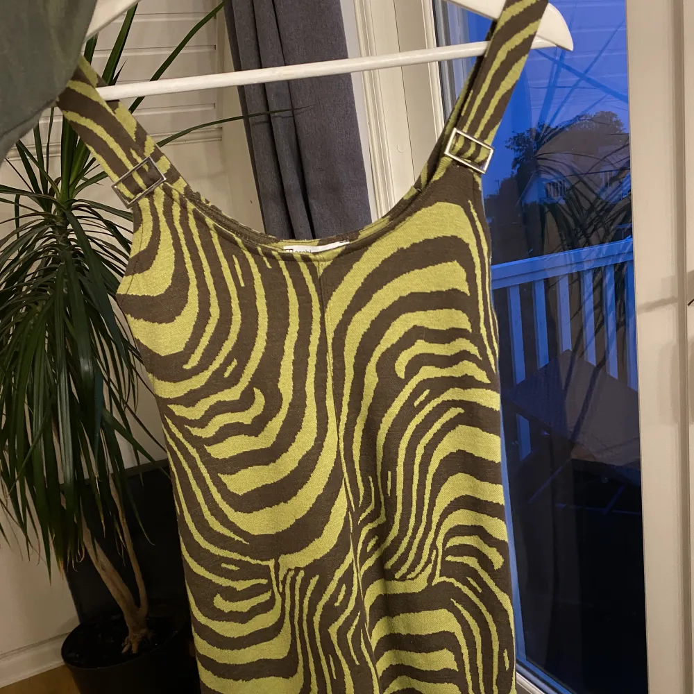 Grön zebramönstrad klänning från Bershka med detaljer på axelbanden 💚🤍 . Klänningar.