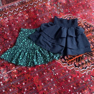 Kjol - Två jätte fina kjolar. Jätte ont sick. Den gröna är från Gina oxh är i storlek S. Kostar 120 och den svarta volang kjolen är köpte på H&M och är i storlek 170 cokså jätte fint sick kostar 120. Köparen står för frakt.📦