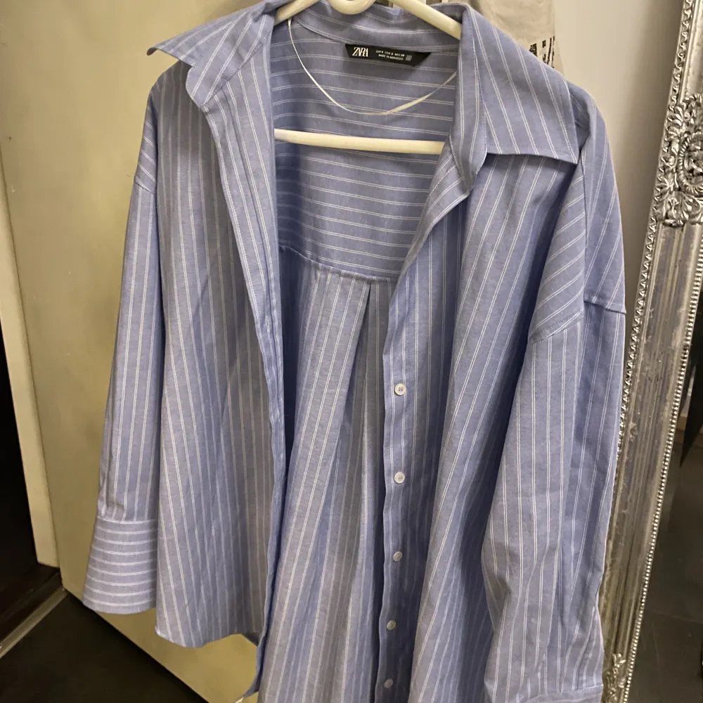 Randig skjorta från Zara som sitter lagom oversize, endast använd en gång. . Skjortor.