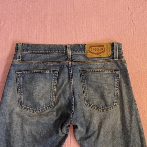 Crocker jeans - Fina crocker jeans⭐️ Lågmidjade med raka ben. Dom är lite slitna längst ner som kan skickas bild på🪐 Om man vill ha dom fraktade så tillkommer fraktkostnad 