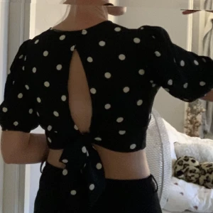 Kroppad top - Säljer denna väldigt fina prickiga toppen från hm då den tyvärr är lite liten på mig. Väldigt fint skick och endast använd ett fåtal gånger.