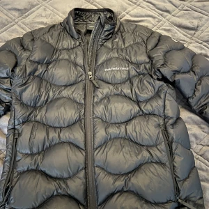peak performance jacka - peak performance jacka i modellen helium svart utan luva. Använd 2 gånger, så den är som ny. Den är i storlek 160 men passar mig bra den är till o med lite stor på mig som i vanliga fall har S i jackor. För fler bilder med jackan på får ni höra av er!!💗💗