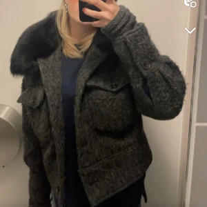Meotine jacka  - Säljer min snygg Meotine jacka i mohair som jag köpte förra hösten men har andvänds få gånger och ser helt ny ut! Tror inte denna modellen finns längre men är inte helt säker.  Köptes för 3500kr  Skriv till mig privat om köp eller frågor !