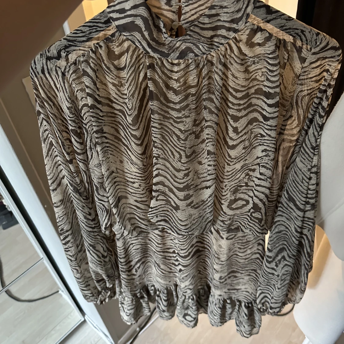 Mönstrad klänning  - 90