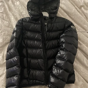 Colmar jacka - Säljer min Colmar jacka då den börjar bli lite liten, Bra skick använd 1 vinter, Stl Xs, ena inne fickan har lossnar lite skriv för bild