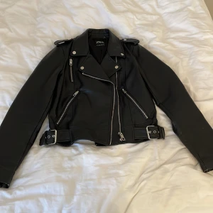 Skin jacka från zara  - En skit snygg skin jacka från zara. Lite sliten längst ner på armen. Skicka till mig om intresse, förhandla pris, mer bilder eller nåt annat.