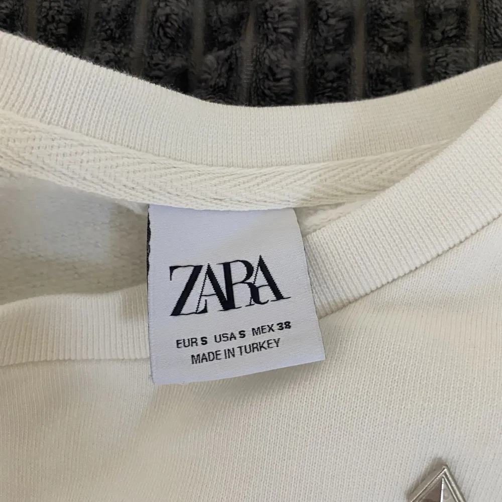 Säljer min vita tröja från zara, använd enstaka gånger. . Tröjor & Koftor.