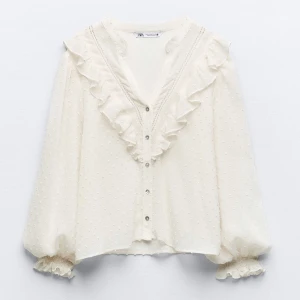 Zara blus💕 - Helt ny blus från zara, aldrig använd❤️💕 Har inte kommit till användning därav säljer jag. Nypris 379🤩