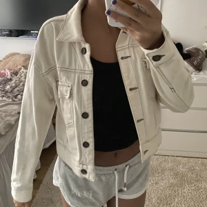 Jeans jacka  - Kräm vit jeans jacka från zara ! 