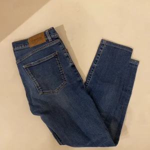 J.Lindeberg Jeans  - Hej! Säljer nu mina J.Lindeberg jeans i storlek 31, fint skick. Tveka inte på att höra av dig om du har frågor kring varan!