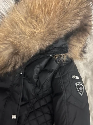 Rockandblue vinterjacka - Använt 1-2 gånger, den är fortfarande som ny, säljer den för att den inte passar mig. Pälsen är äkta, köpt för 4000kr men säljer för mindre pris🩷