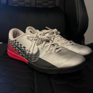 Nike fotbollsskor inomhus  - Nike inomhus fotbollskor använd bara i 2 träningar så i bra skick om det är något ni undrar över är det bara att skriva. Det finns fler fotbollsskor på detta kontot.