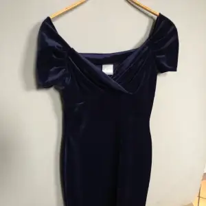 En marinblå klänning i storlek 38.  Gjord av 61% polyester och 39% viskos snöre till att hänga upp klänningen är kvar. Säljs då den inte passar längre. Kommer från ett rökfritt hem. 