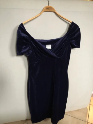 Marinblå klänning storlek 38 - En marinblå klänning i storlek 38.  Gjord av 61% polyester och 39% viskos snöre till att hänga upp klänningen är kvar. Säljs då den inte passar längre. Kommer från ett rökfritt hem. 