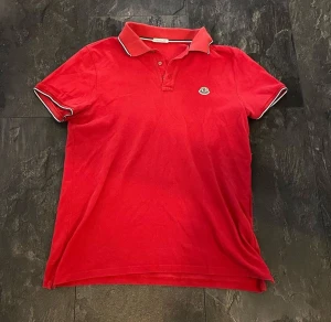 Moncler pikés  - Använda  Skick 8/10  Röd moncler storlek M  Rosa röd moncler storlek L liten i storleken  Orange moncler storlek XL  800kr för var och en 