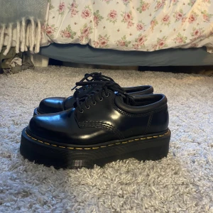Dr martens 8053 - De är storlek 39, säljer de då de tyvärr är för stora. De är i väldigt bra skick och är bara använda typ 3 gånger 💕