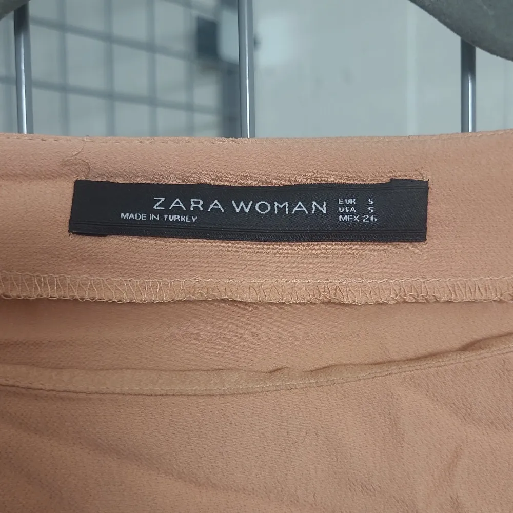 Blus zara strlk s Skrynklig pga legat i en låda men fint skick . Blusar.