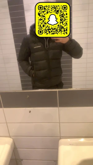 Peak performance jacka - Peak performance jacka använd endast 3 gånger samt inga skador inga fel helt ny skick 9/10 ny pris 4200kr pris kan diskuteras 