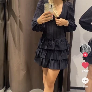 Zara klänning  - Säljer denna ursnygga zara klänning då den är för liten. Ganska tajt ett dra på sig, dragkedjor vid sidan, nästintill ny!🤩