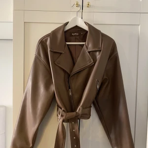 Skinnjacka  - Oversized brun skinnjacka från Bianca stl 36. Trenchcoat ZARA stl 36, Oversized skinnjacka Monki stl L 