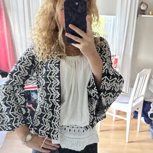 Trekvartärmad kofta - Trekvartärmad kofta/jacka från zara❤️superfin till fest med linne under eller till vardags❤️ÄLSKAR!!