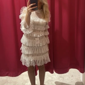 Byta by malina ”Carmine mini dress” - Hej jag undrar om någon som har klänningen på sista bilden det vill säga by malina sky dress (vit) vill byta mot min by malina på första bilden, har ångrat mig o vill ha den andra modellen! Är de någon som är intresserad? Klänningen är i storlek xs