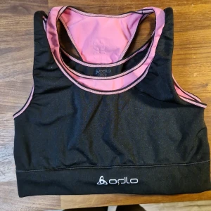 SportBh  - Supertuff sport bh i rosa /svart odlo Använd enbart 1 ggr